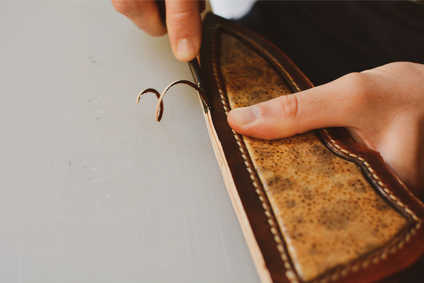 Casser les angles abat-carre - Finitions des tranches du cuir - Cuir en Stock