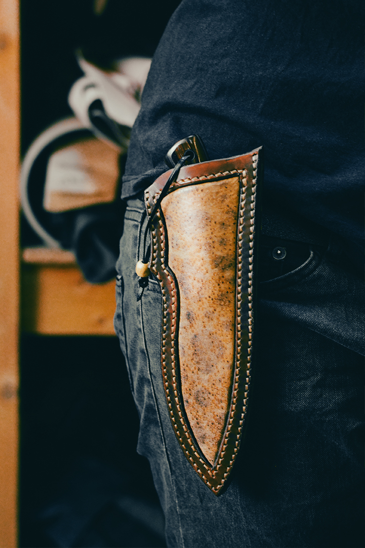 Tuto étui de couteau en cuir tannage végétal et cuir de poisson - Les Couteaux de Toine et Cuir en Stock