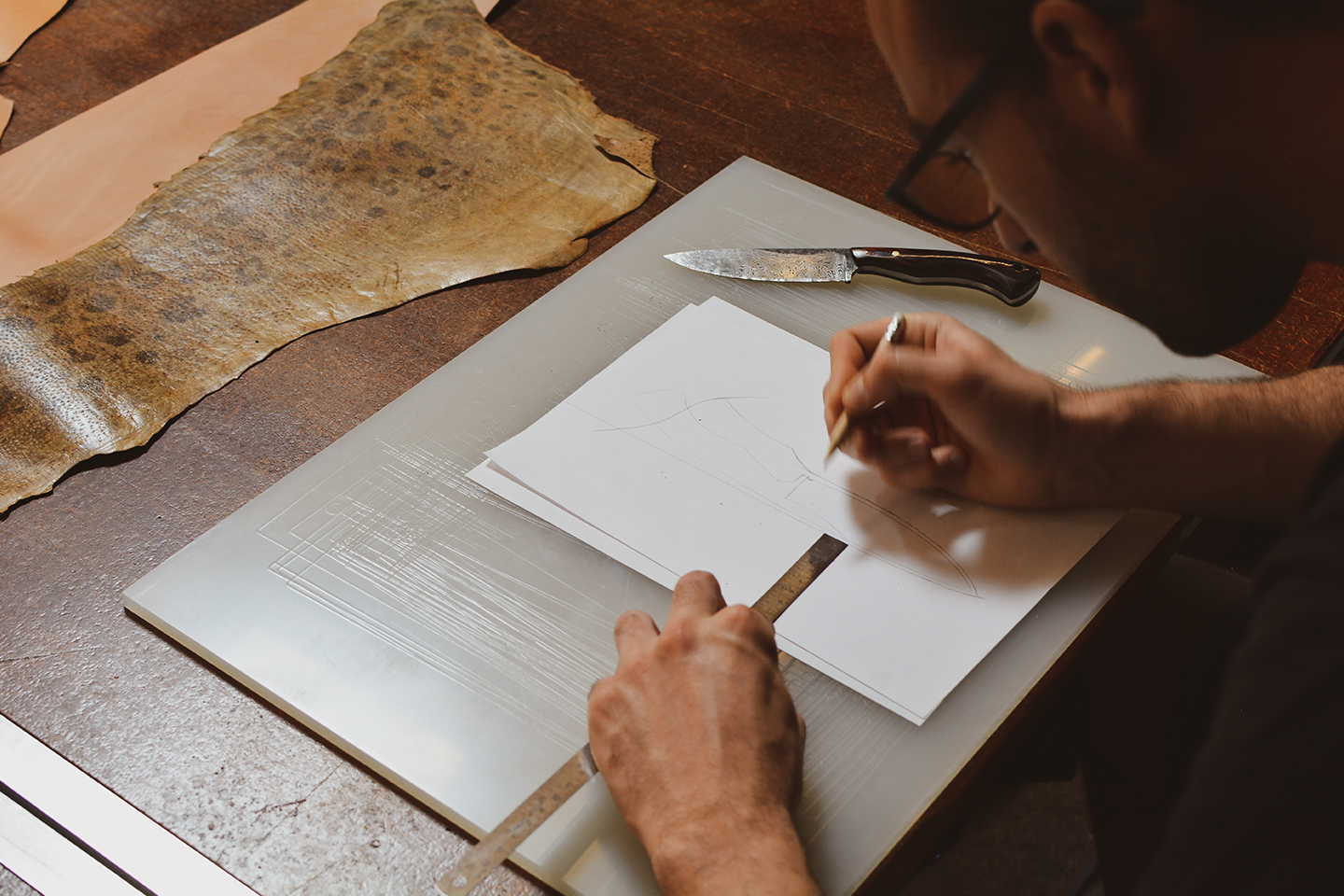 Patronage pièce martyre - Tutoriel étui de couteau en cuir - Cuir en Stock