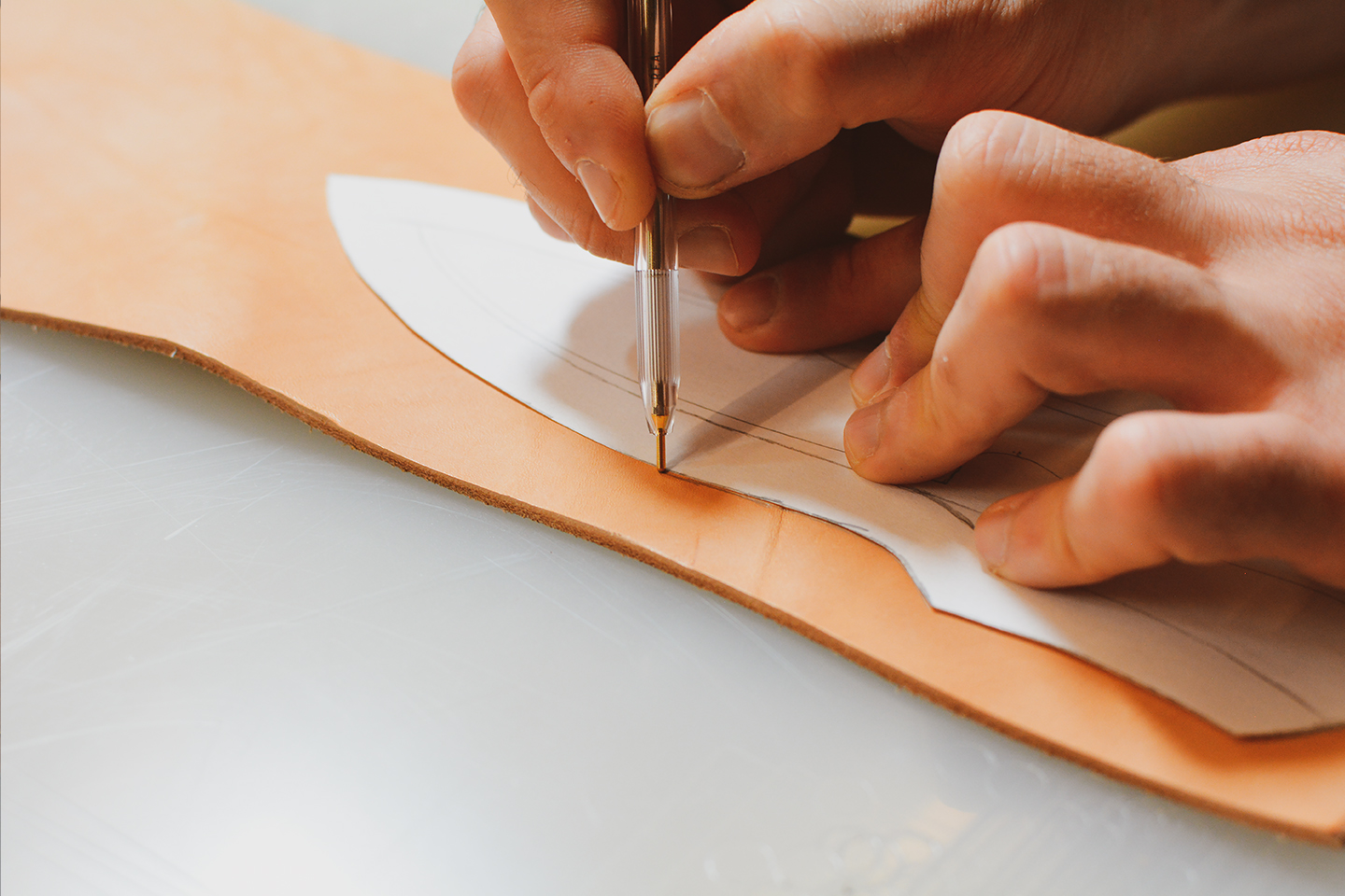 Tracer le patron sur le cuir de vache - Etui de couteau tutoriel - Cuir en Stock