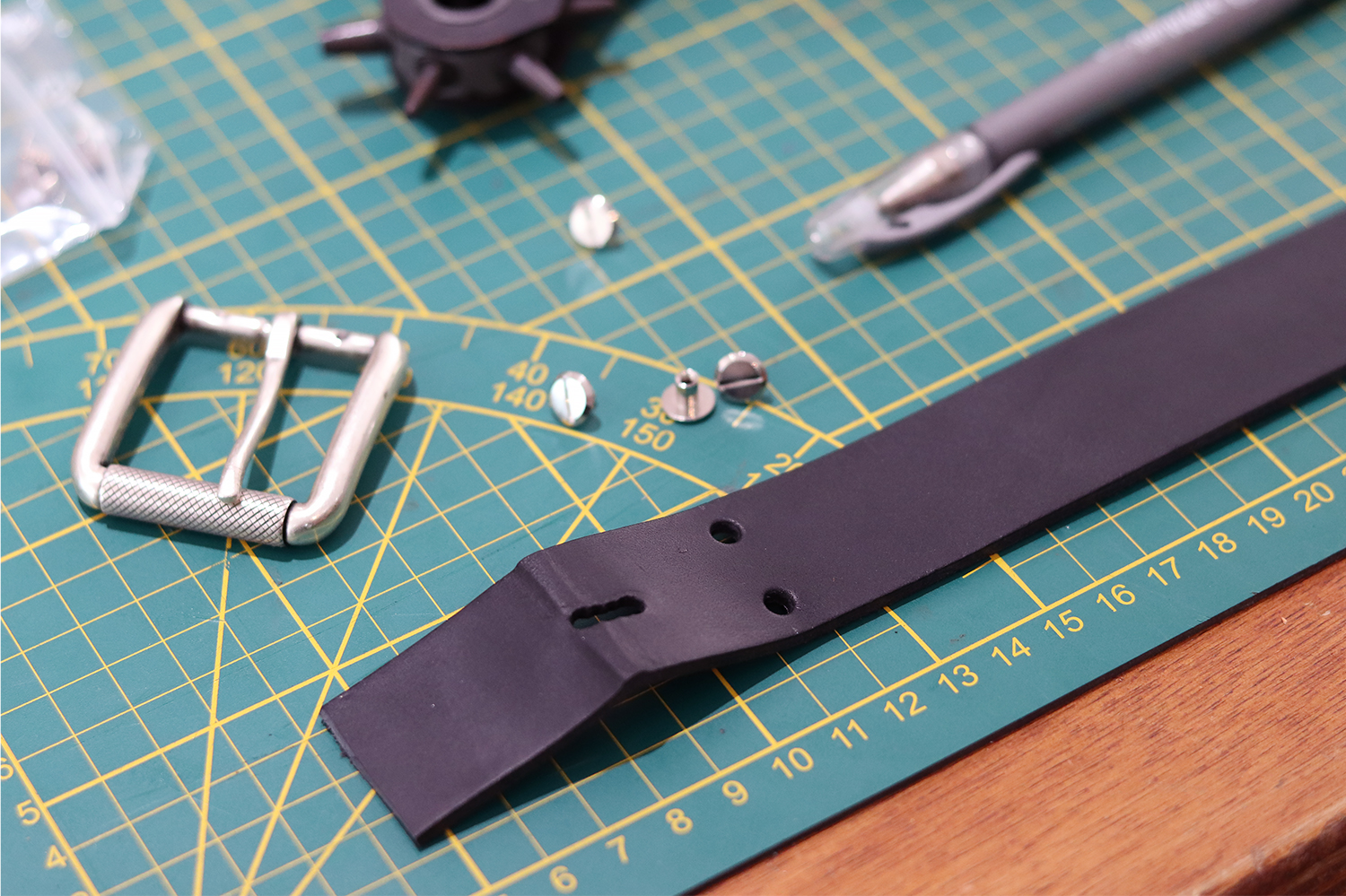 tuto couture cuir ceinture cuir végétal cuirenstock