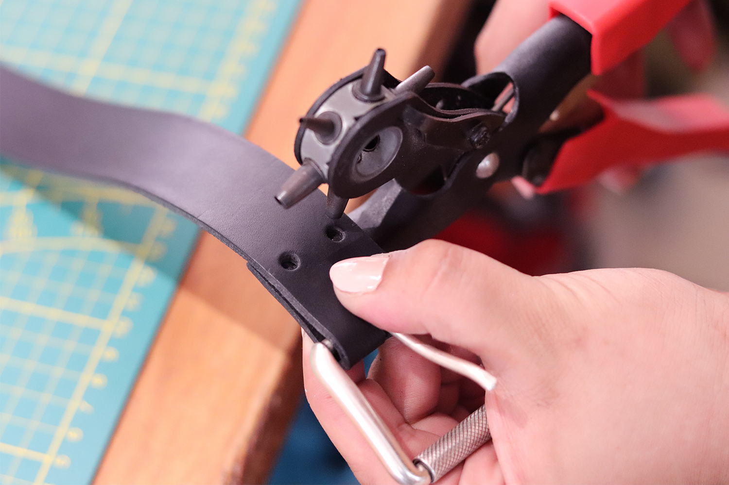 percer le cuir avec une pince revolver cuirenstock