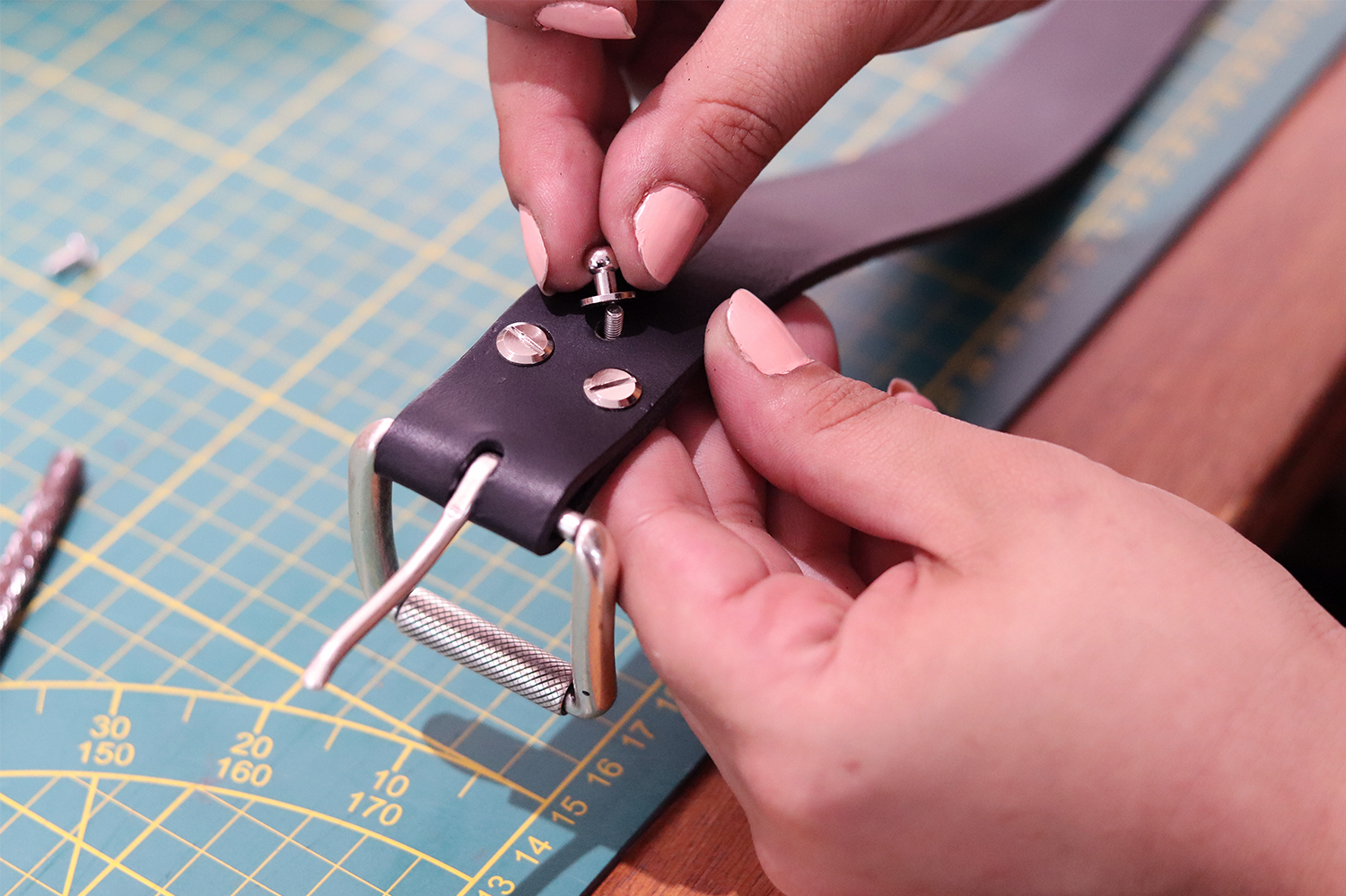 bouton de col travail du cuir maroquinerie cuirenstock