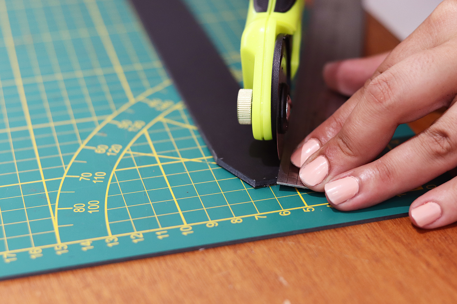 découper le cuir avec un cutter rotatif cuirenstock