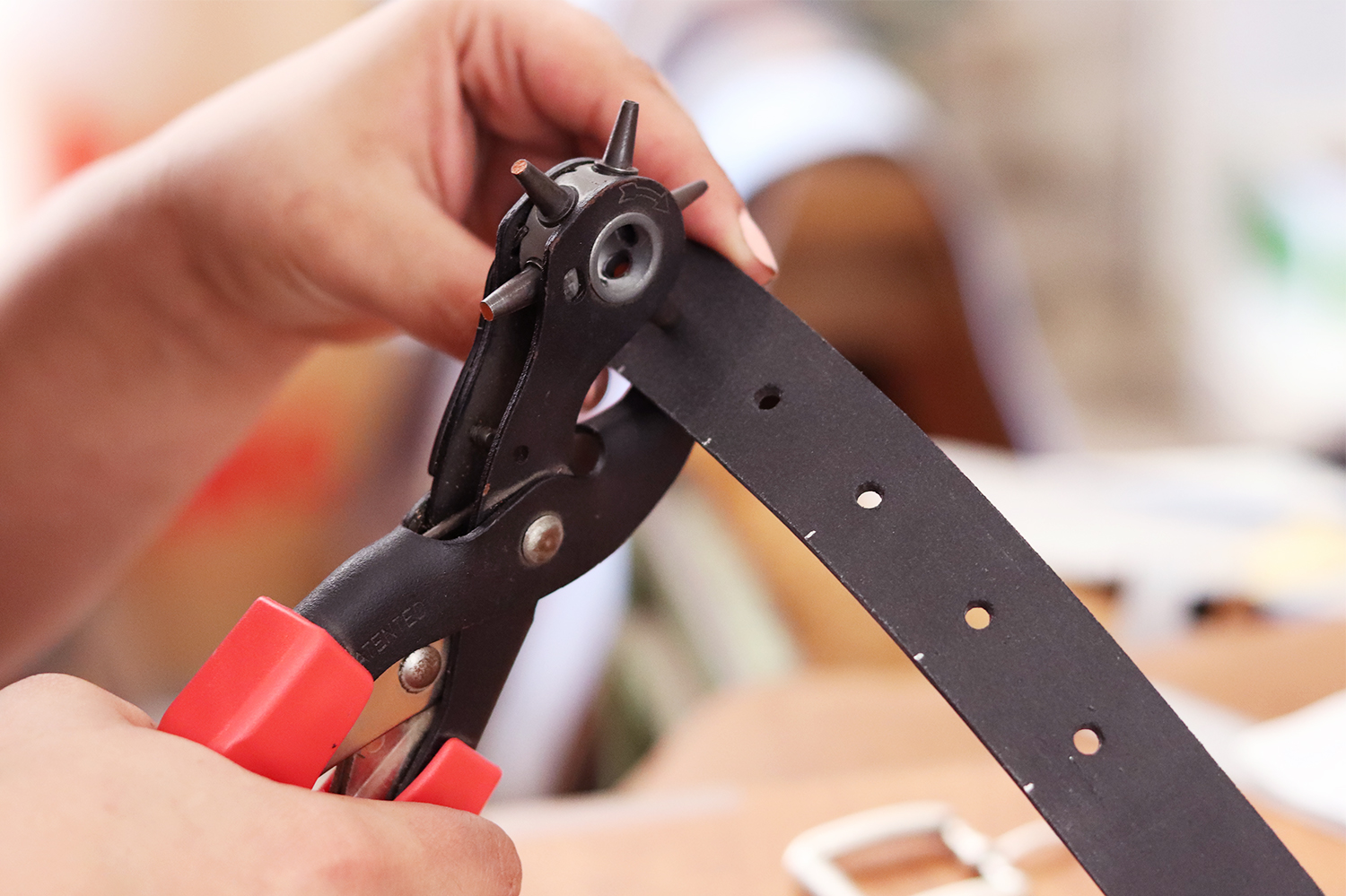 percer le cuir avec une pince revolver emporte-pieces cuirenstock tuto diy