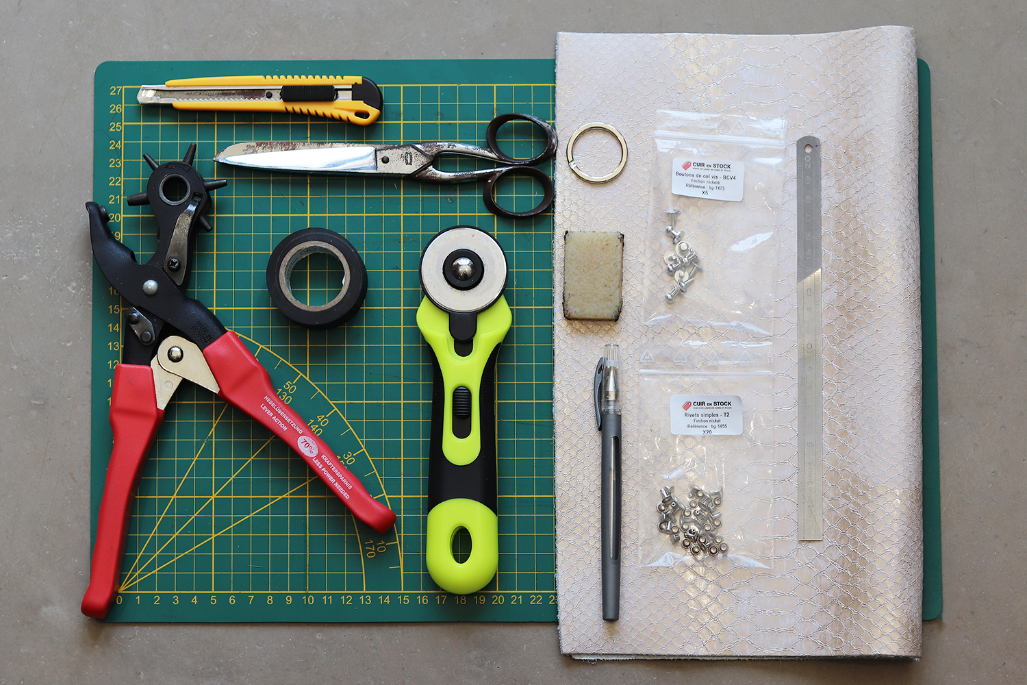 tutoriel DIY porte-monnaie triangle en cuir cuirenstock