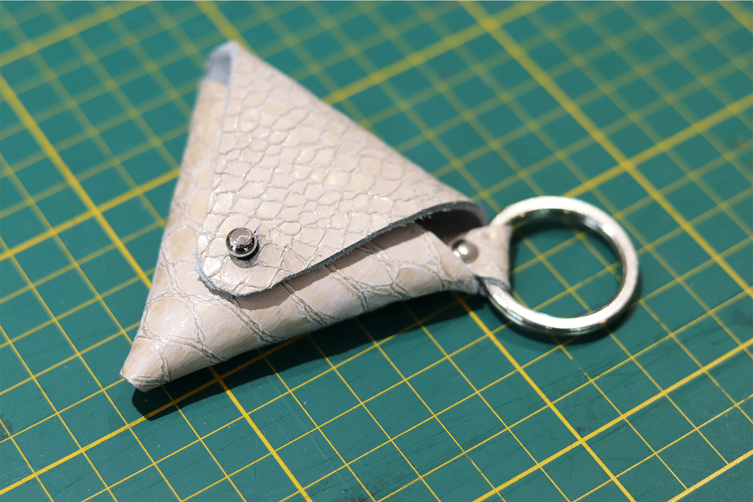 porte-monnaie triangle en cuir tuto patron gratuit cuirenstock
