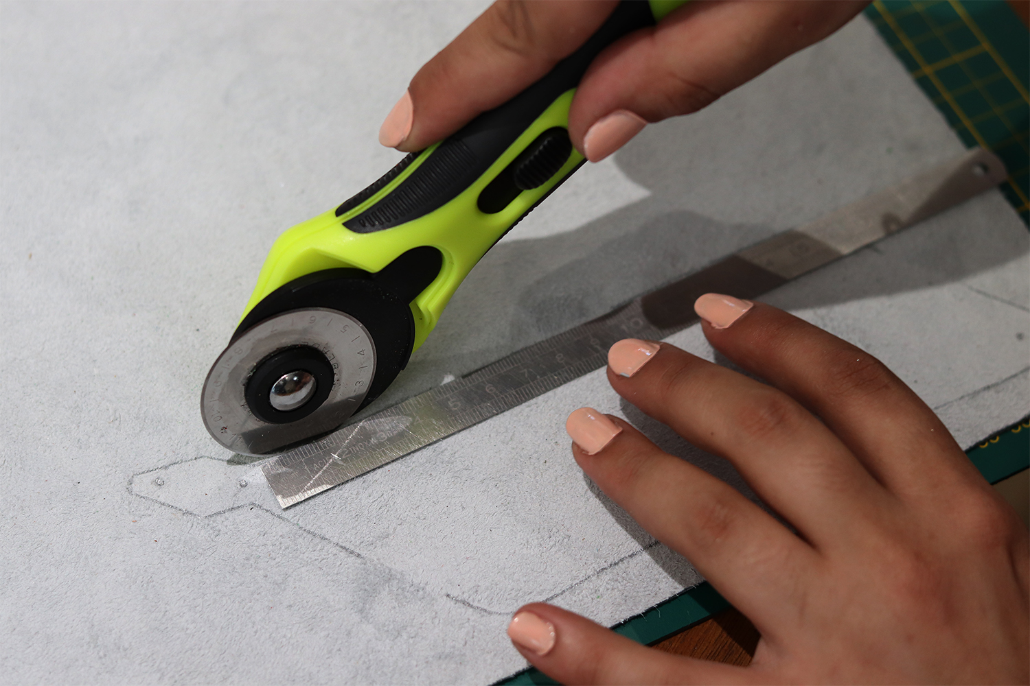 découper le cuir avec un cutter rotatif cuirenstock