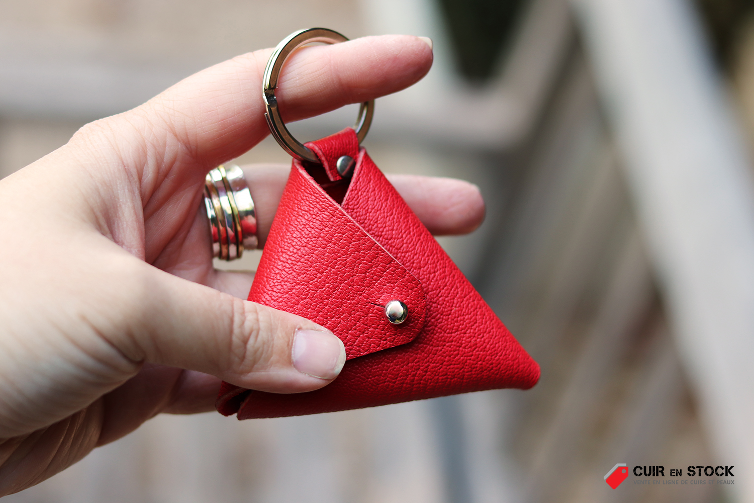 porte-monnaie en cuir rouge tuto diy gratuit patron inclus cuirenstock