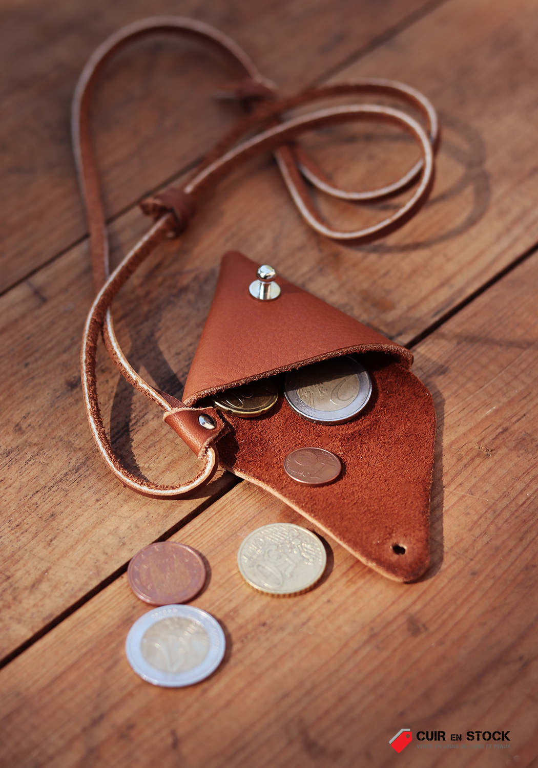 porte-monnaie triangle en cuir tutoriel diy patron gratuit Cuirenstock