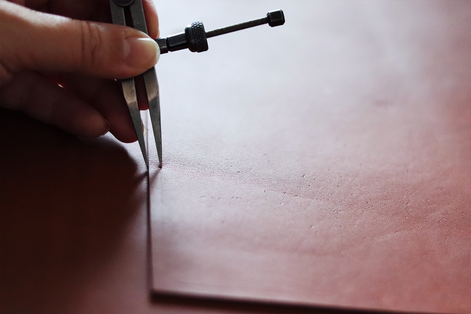 tracer et marquer du cuir tuto DIY Cuirenstock