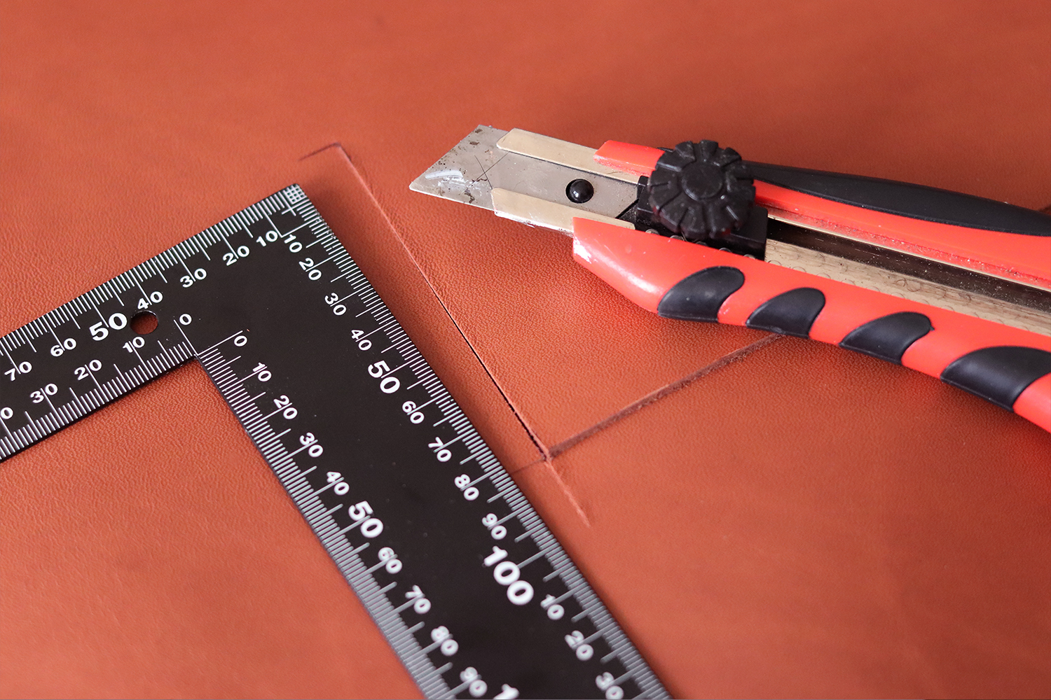 découper le cuir épais avec un cutter cuirenstock