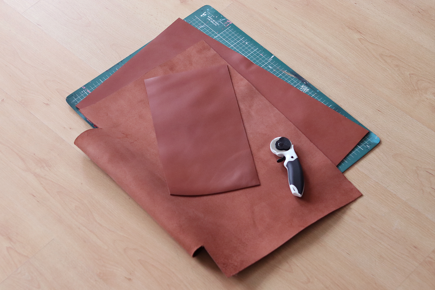 TUTO DIY cabas en cuir épais découpe cutter rotatif cuirenstock