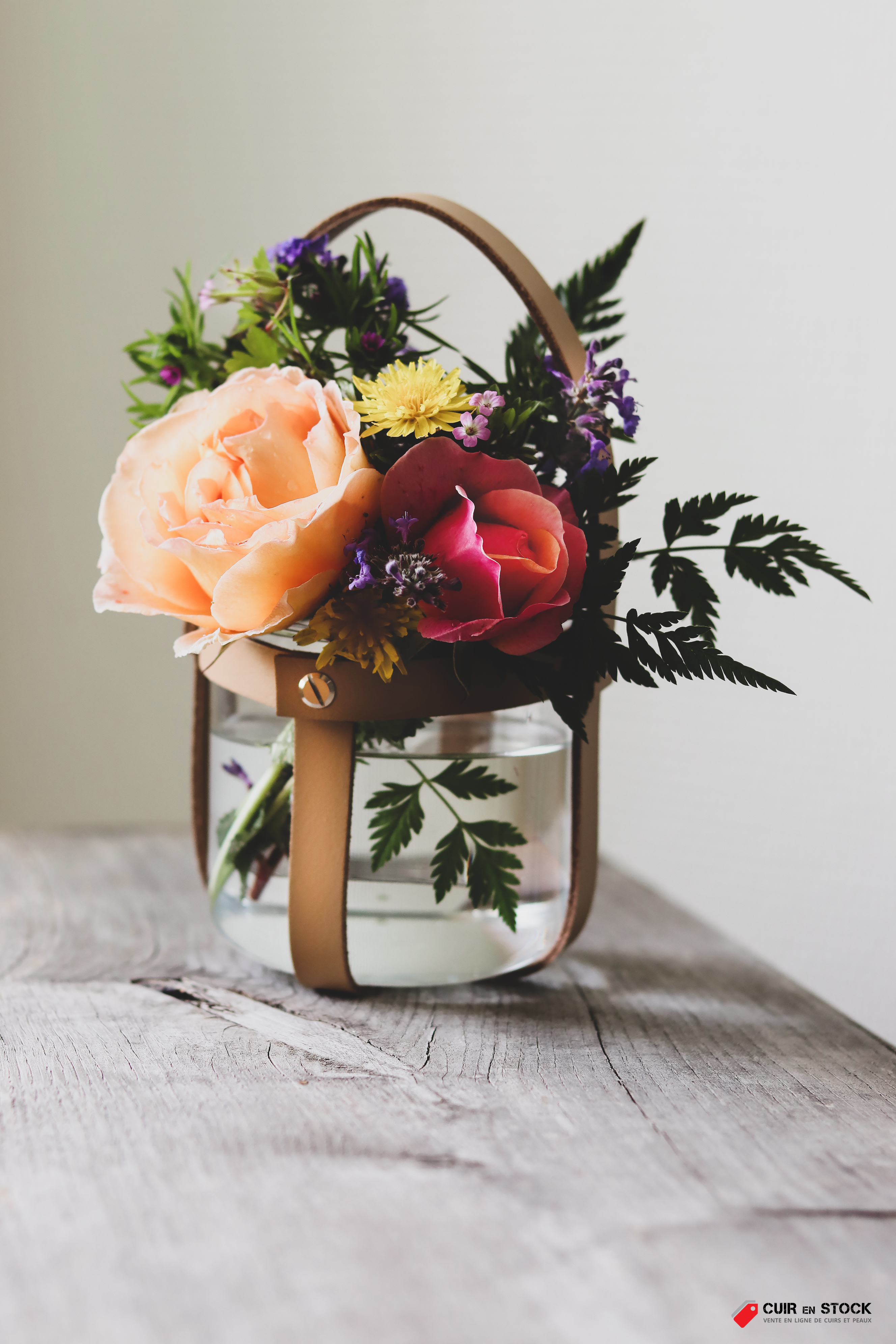 Tuto DIY gratuit - Déco en lanières de cuir - Suspension florale - Cuir en Stock