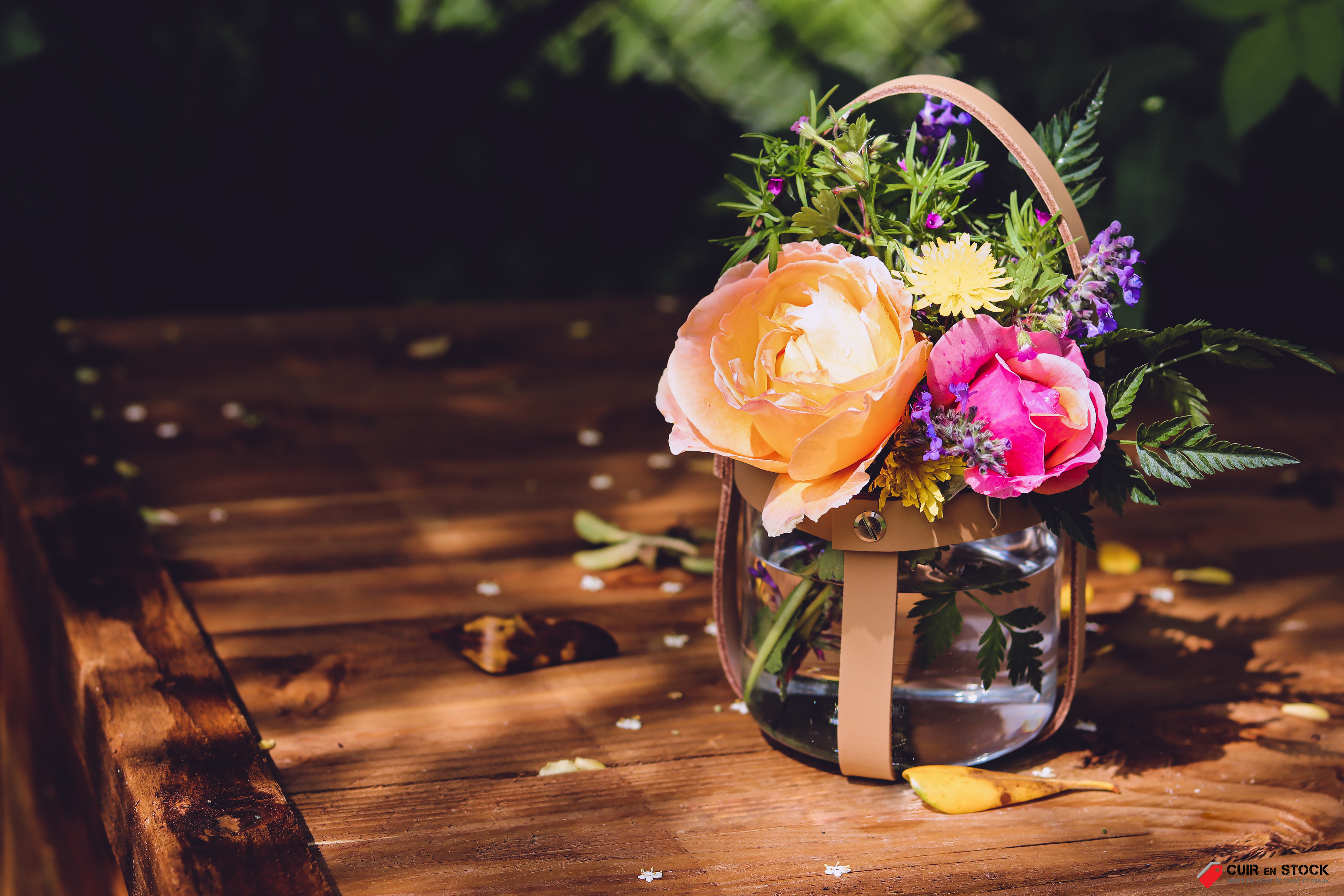 Idée déco mariage fleurs - Tuto DIY gratuit - Cuir en Stock
