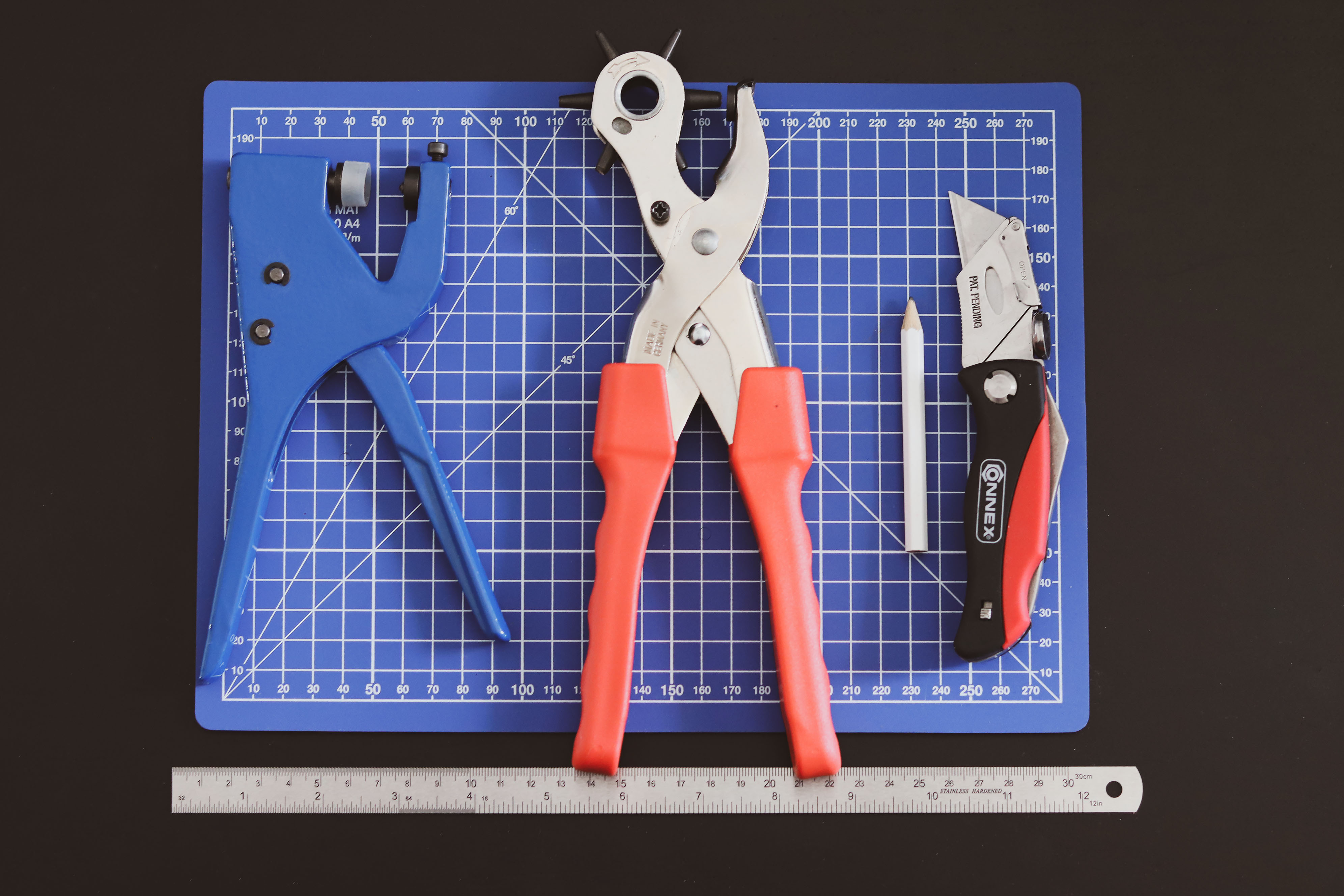 Outils travail du cuir - Tuto diy Suspension florale bande de cuir - Cuir en Stock