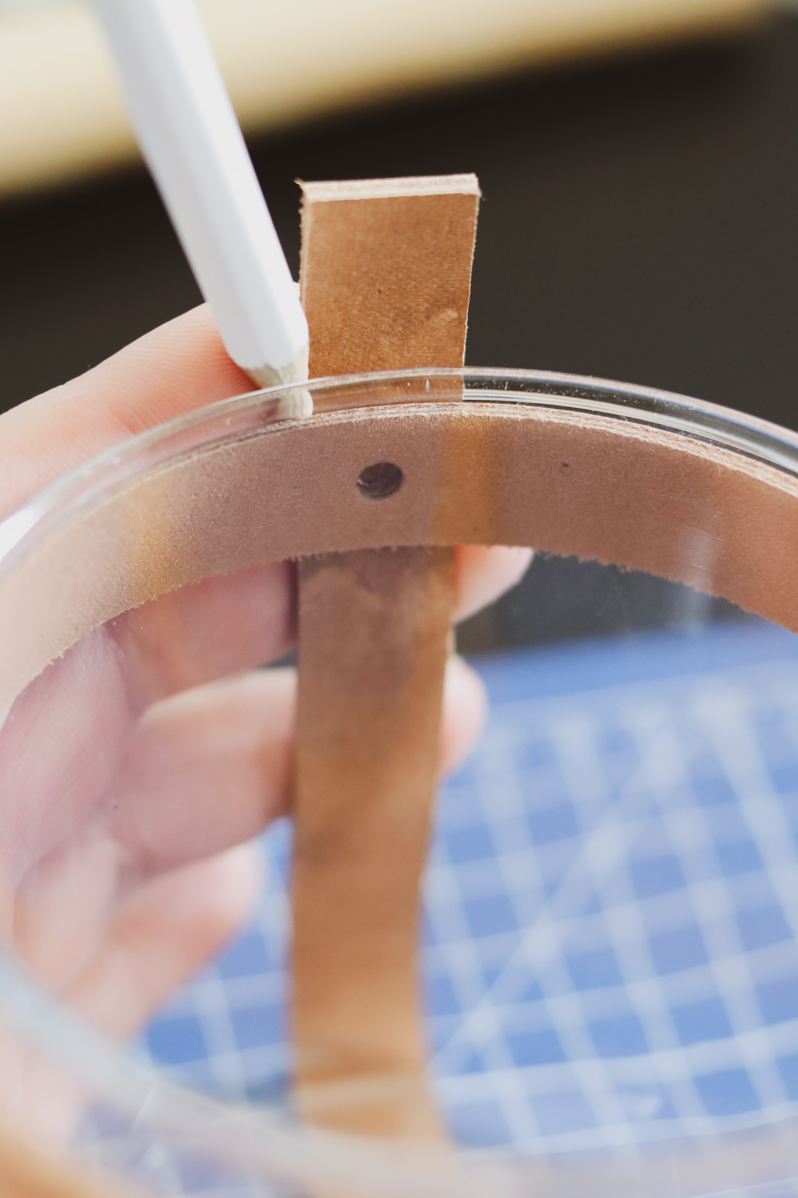 Marquer au crayon les lanières de cuir - Tutoriel gratuit déco - Cuir en Stock