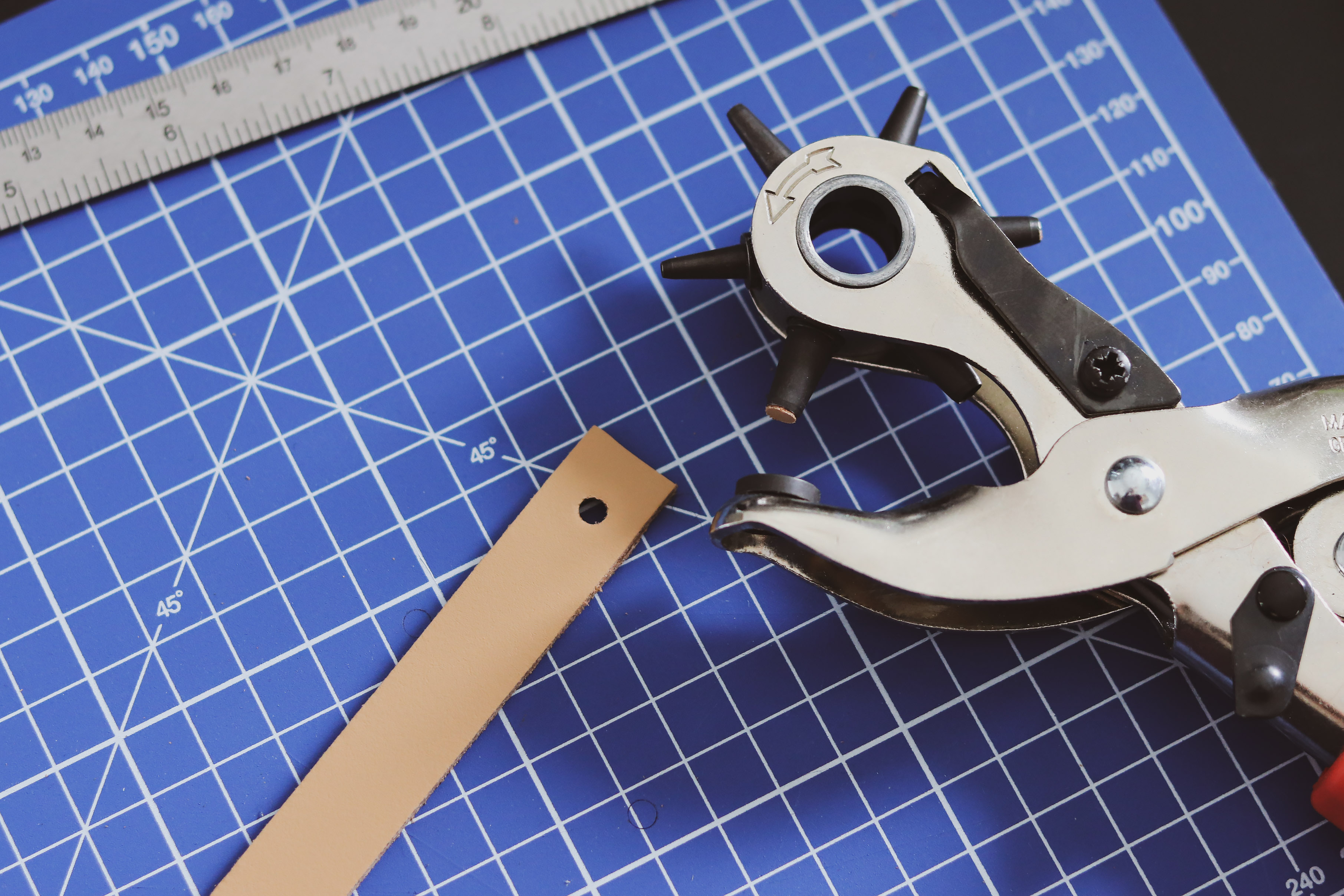 Pince revolver pour percer le cuir - Tuto DIY Suspension végétale - Cuir en Stock