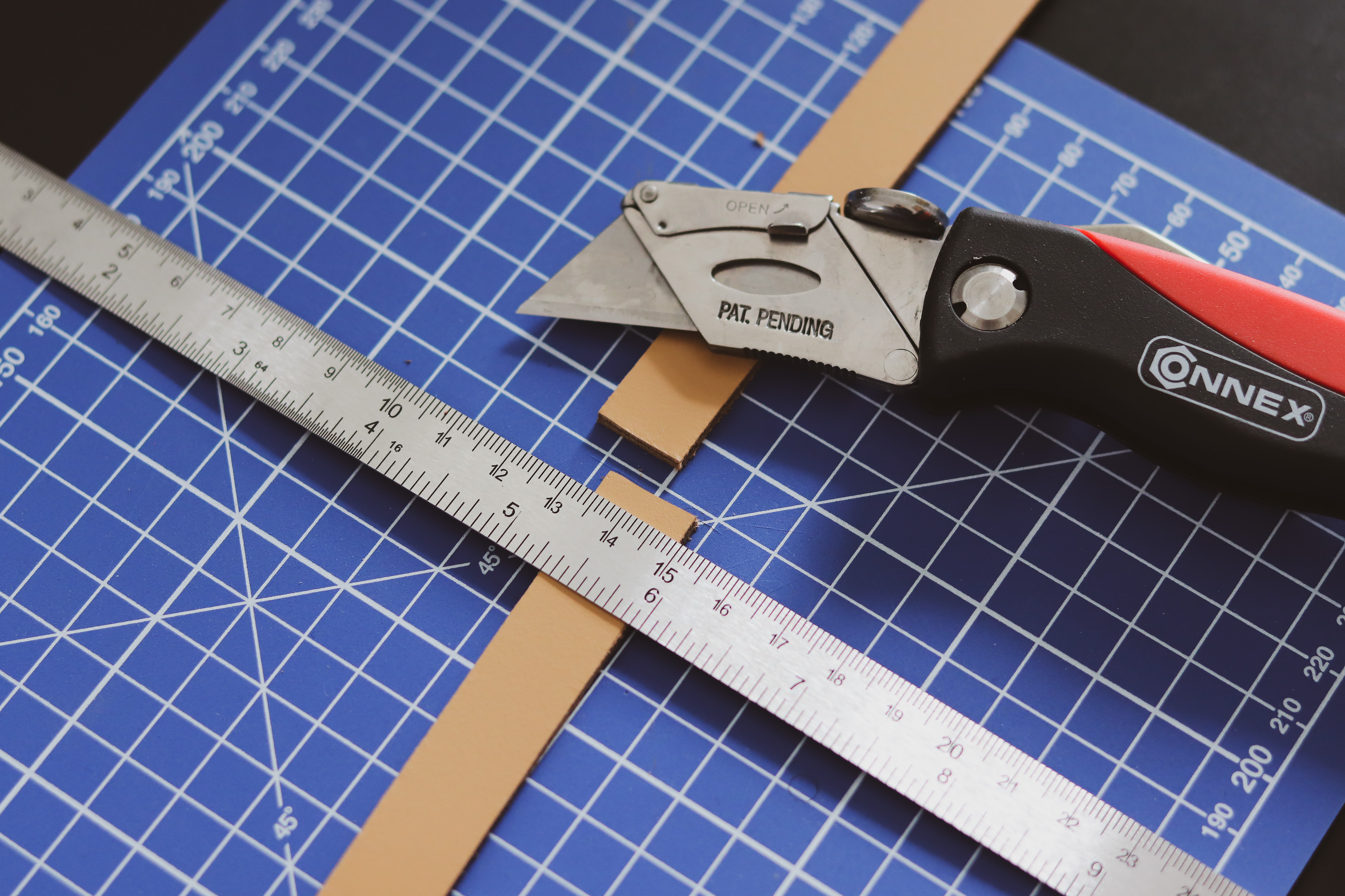 Découpe lanière de cuir  avec un cutter - Tuto DIY - Cuir en Stock