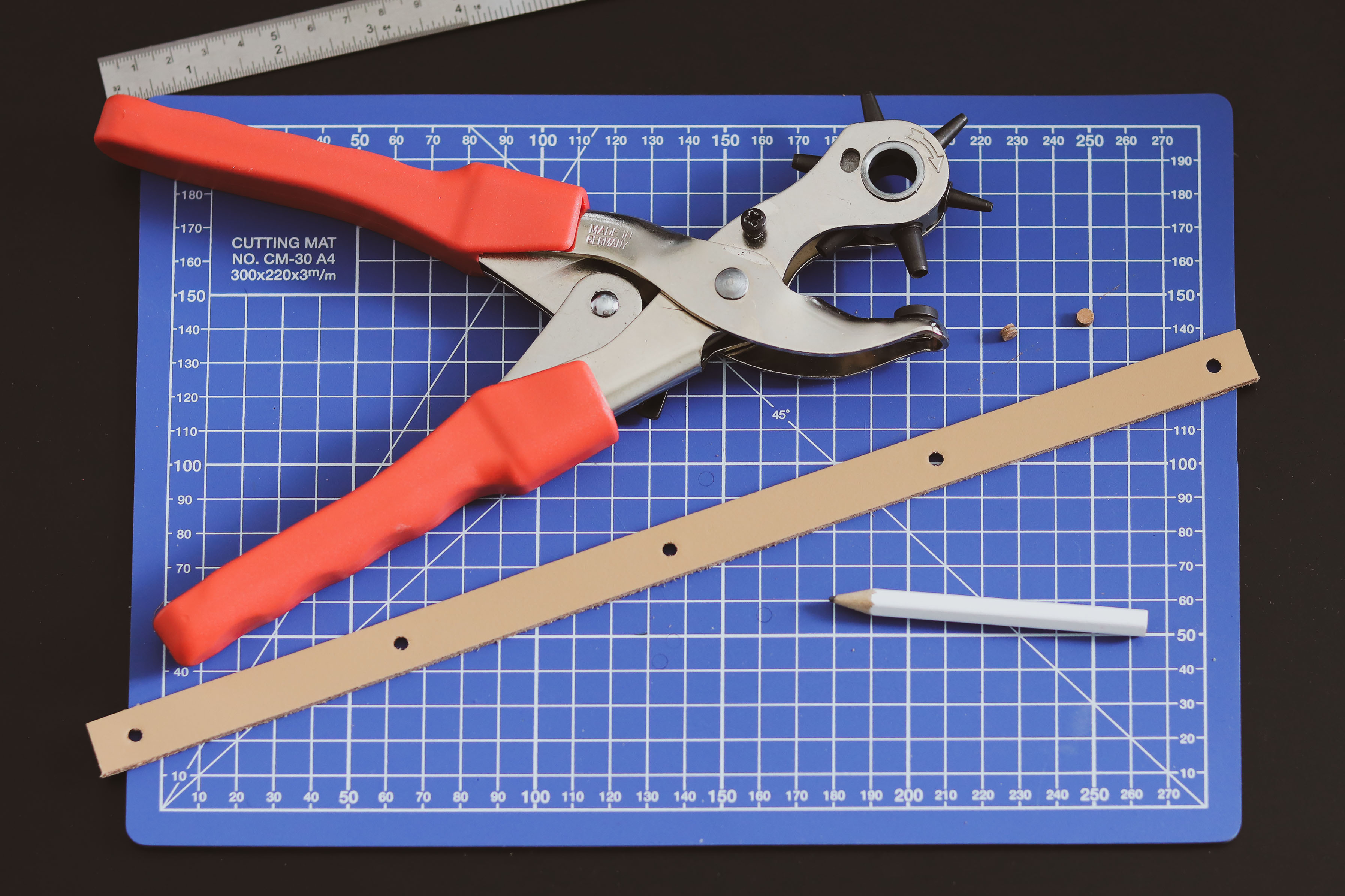 Percer le cuir avec une pince revolver - Tuto DIY suspension florale - Cuir en Stock