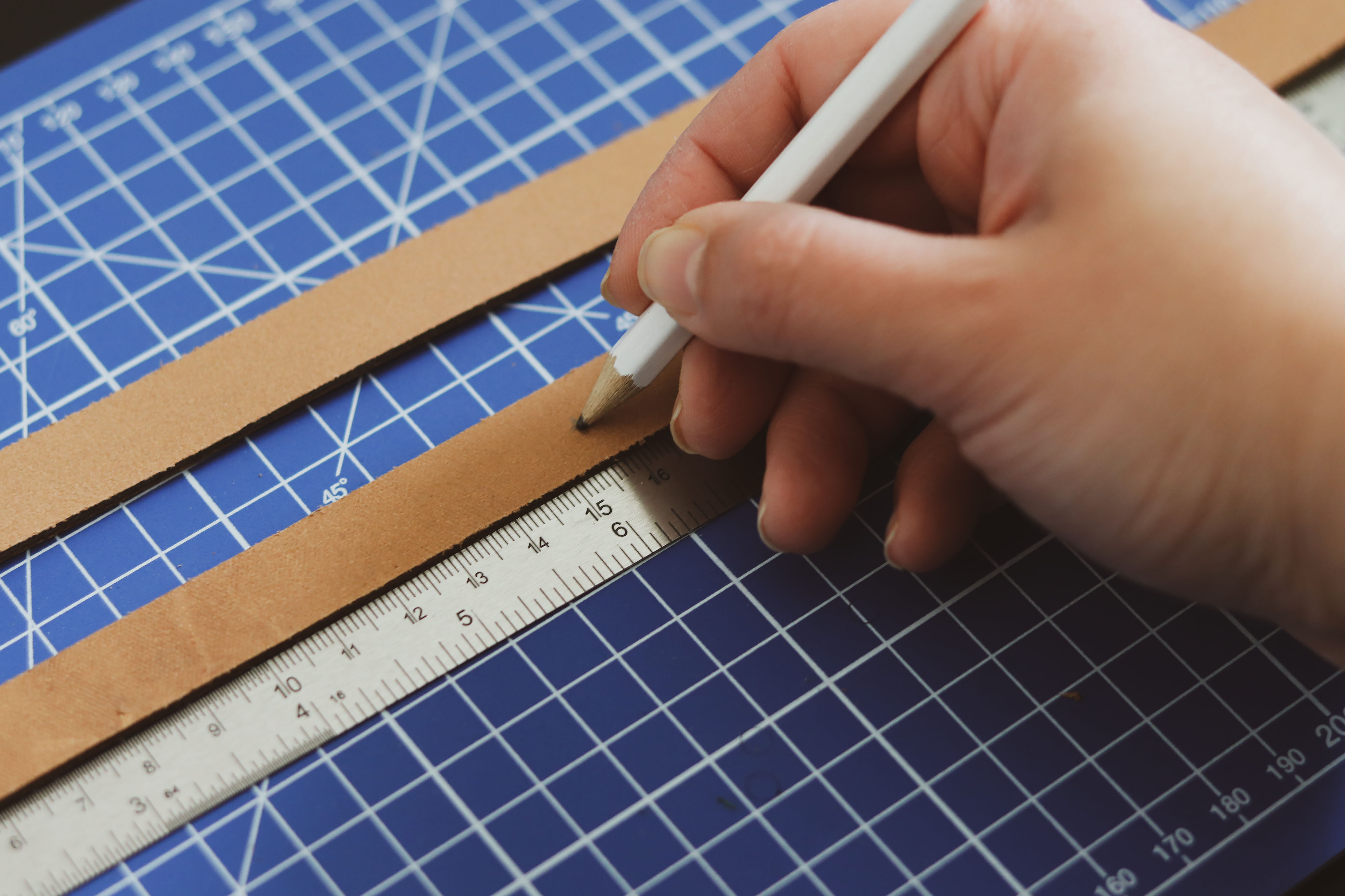 Tracer sur le cuir avec une feutre effaçable - Tuto DIY Suspension florale upcycling - Cuir en Stock