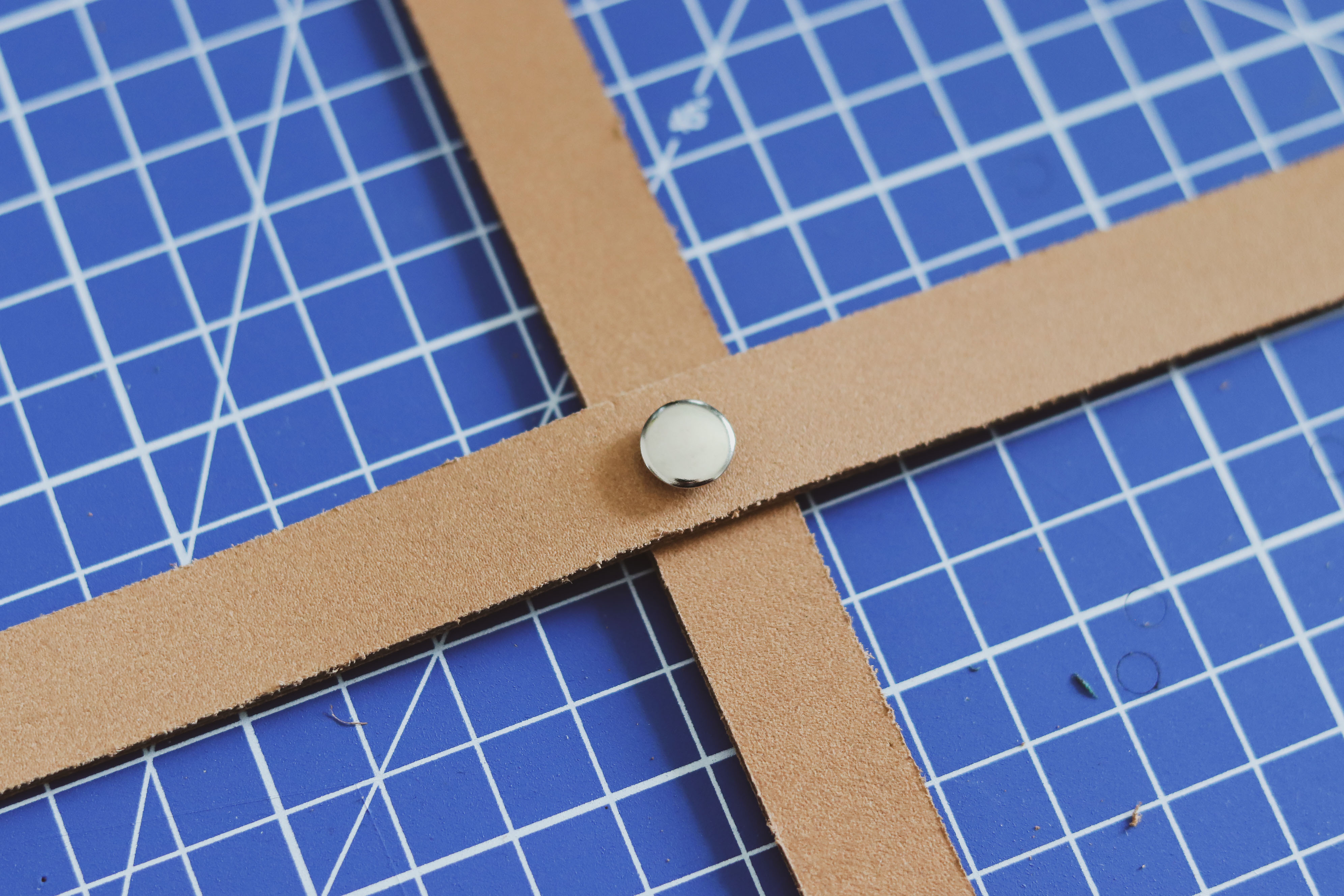 Pose d'un rivet sur du cuir - Tuto DIY Suspension florale - Cuir en Stock