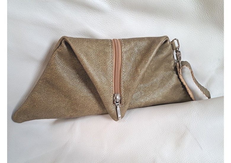 TUTO : La pochette de soirée triangulaire en cuir !