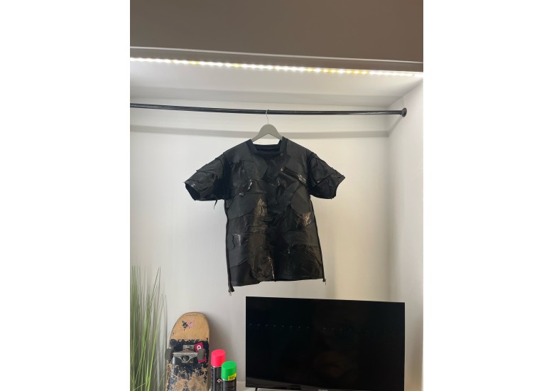 Le teeshirt en cuir de @hoa_corporation